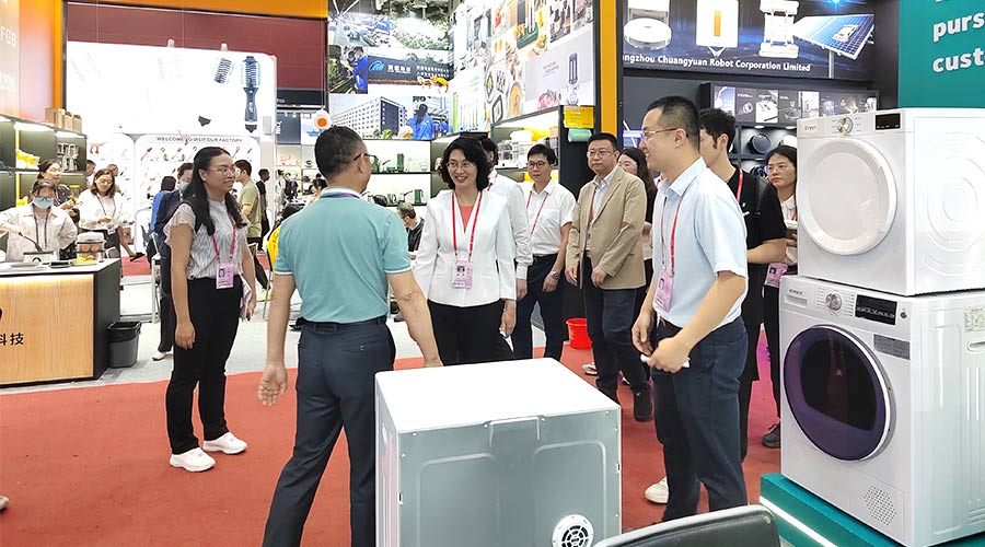 廣交會(huì)迎來(lái)大咖！江門(mén)市市長(zhǎng)親臨金環(huán)電器展位參觀(guān)交流